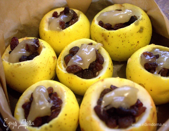 Сверху выложить по ложечке меда.