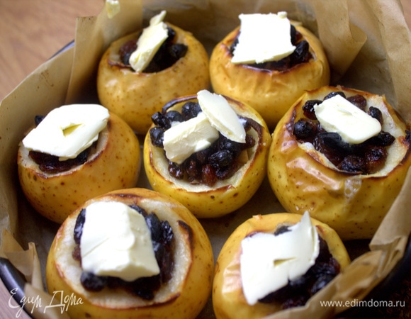 Кладем по кусочку масла на каждое яблоко и снова ставим в печь на 5 минут.