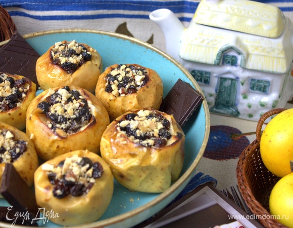 Летом можно подать такие яблочки с мороженым.