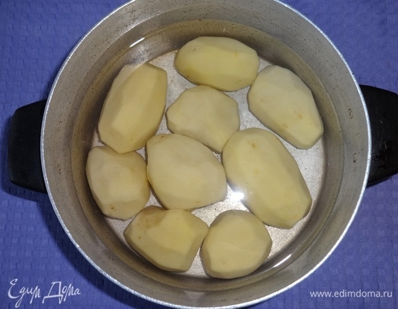 Картофель почистить, положить в воду, довести до кипения. Немного посолить и варить до готовности.