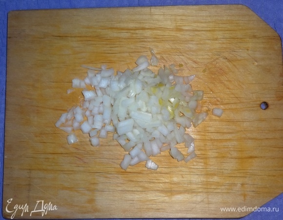 Лук очистить, вымыть, обсушить, мелко нарезать.