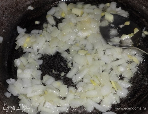 В сковороде разогреть растительное масло, положить лук и обжарить в течение нескольких минут.