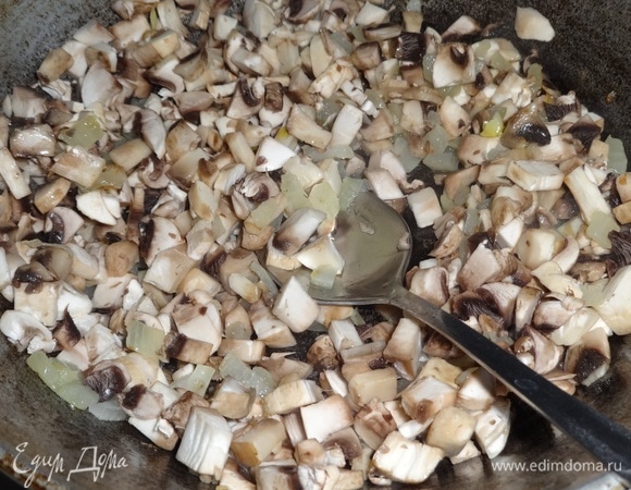 Добавить нарезанные грибы и продолжать обжаривать, помешивая.