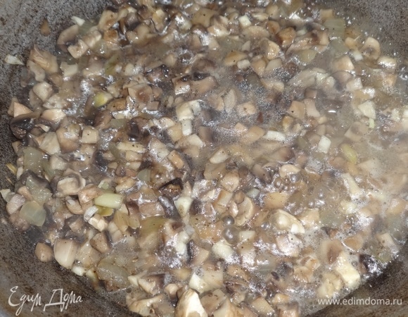 Влить в сковороду отвар картофеля, перемешать, потушить 5–7 минут.