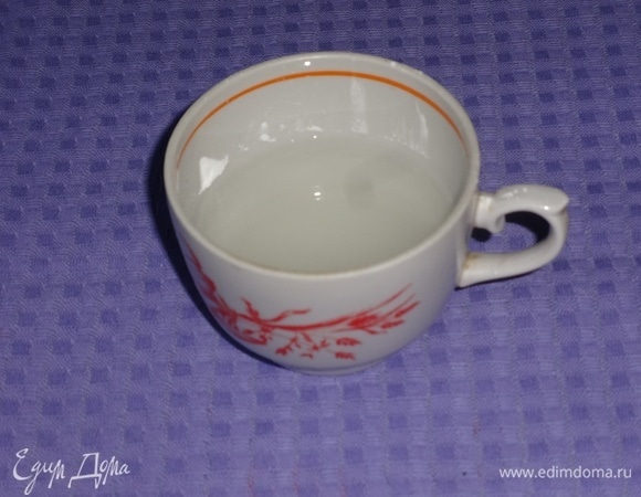 В холодной воде размешать крахмал.