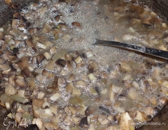 Вылить раствор крахмала в сковороду к грибам, все время помешивая. Попробовать на соль, посолить, если нужно. Потушить еще немного до загустения соуса и выключить огонь.