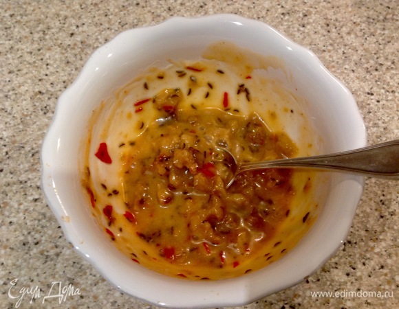 Из лайма выжать сок, оставить шкурки. В сметану добавить тмин, соевый соус, нарезать чили, имбирь натереть на терке, все хорошо перемешать, добавить мед, сок лайма, хлебные крошки. Хорошо перемешать.