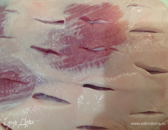 По всему куску мяса сделать глубокие надрезы. Очистить чеснок, зубчики разрезать пополам и нашпиговать все надрезы. Затем надрезы хорошо заполнить соусом (хорошо работать с кофейной ложечкой). Остатком соуса хорошо натереть мясо. Кладем сверху корочки лайма. Оставляем мариноваться на 2 часа. Если время позволяет, оставьте мясо на сутки. Выпекать при температуре 170°C 2 часа. Готовность зависит от возможности вашей духовки.