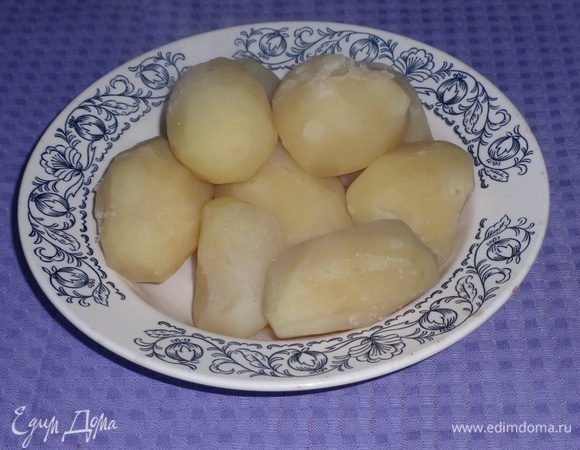 С картофеля слить воду, выложить на тарелку.