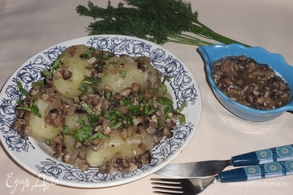 На картофель выложить грибной соус. Посыпать мелко нарезанной зеленью. Угощайтесь! Приятного аппетита!
