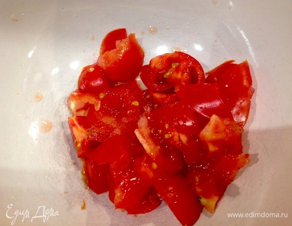Нарезать помидоры.