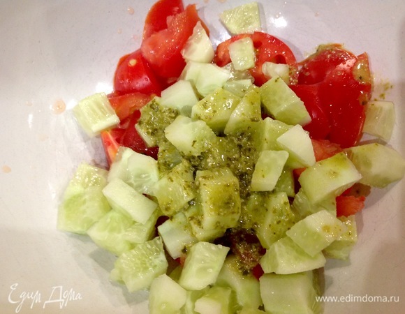 Очистить огурец от кожуры, нарезать, добавить соус песто и сок апельсиновый.