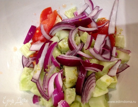 Нарезать лук. Все хорошо перемешать.