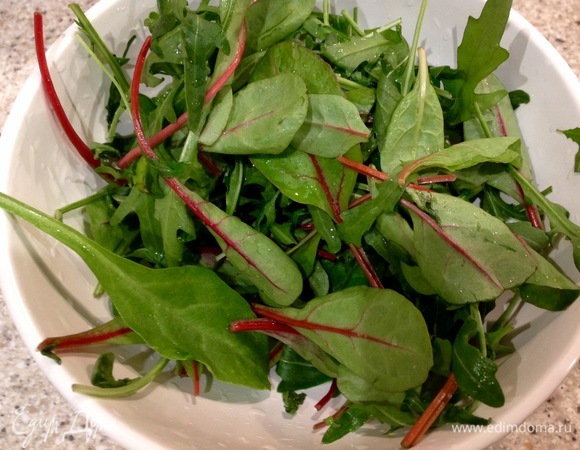 Добавить руколу и мангольд.