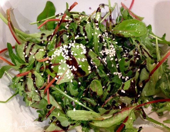 Сверху полить бальзамическим кремом, оливковым маслом и посыпать кунжутом.