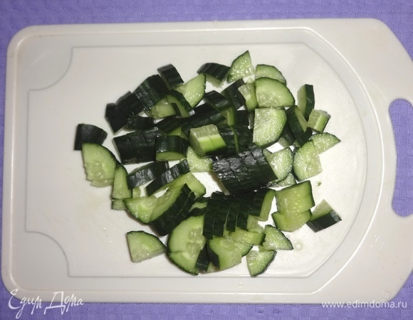 Огурцы вымыть, обсушить. Кусочек огурца отрезать для украшения, остальные нарезать ломтиками.