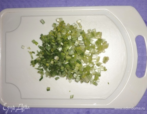 Черемшу вымыть, обсушить, мелко нарезать.