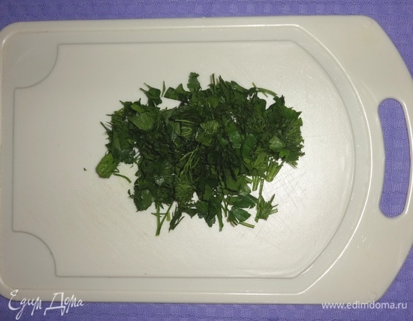 Зелень вымыть, обсушить, мелко нарезать.