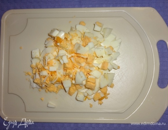 Яйца сварить вкрутую, остудить, почистить. Одно яйцо нарезать на 6 частей, остальные — небольшими кубиками.