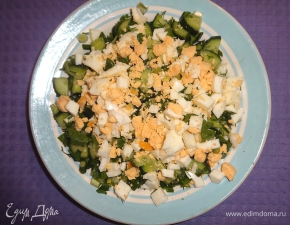 Нарезанные кубиками яйца выложить в салатник, поперчить, перемешать.