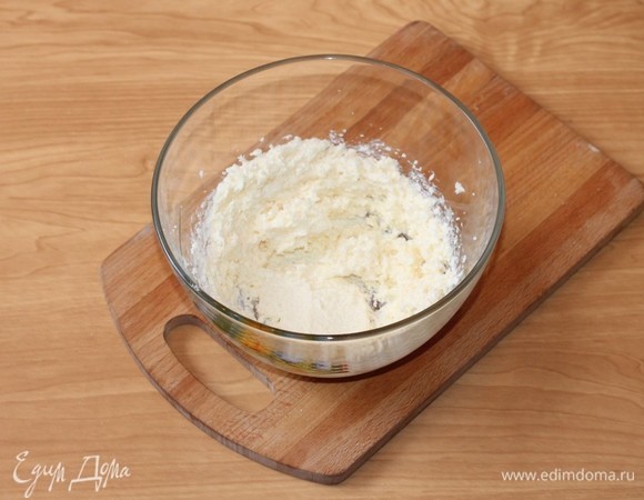 Размягченное сливочное масло растереть с сахаром, а затем взбить миксером.