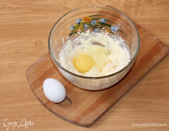 Не переставая взбивать, по одному ввести яйца.