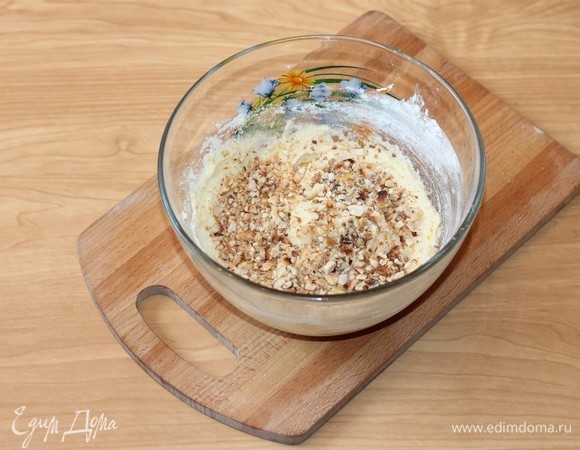 Добавить апельсиновую цедру, муку, манку, разрыхлитель, орехи, ванильный экстракт, соль и вымешивать миксером на медленной скорости буквально 20 секунд.