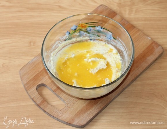 Влить в тесто апельсиновый сок и перемешать лопаткой.