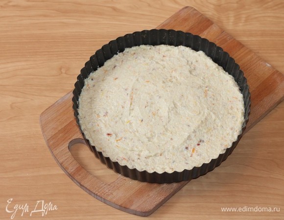 Выложить тесто в небольшую форму для выпечки и выпекать в разогретой духовке 30 минут.