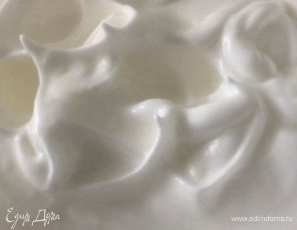 Взбить белки с сахаром до устойчивых пиков.