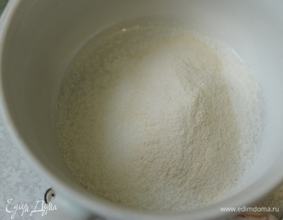Смешать оба вида муки и сахарную пудру. Ввести сухую смесь в два этапа к белкам.