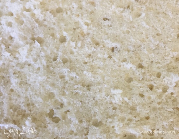 Вылить тесто в форму диаметром 18 см и выпекать 15–20 минут при 180°C. Готовый бисквит остудить, завернуть в пленку и хранить до сборки торта в холодильнике. Перед сборкой вырезать корж в диаметре 16 см. Я обычно увеличиваю количество ингредиентов в два раза, затем разрезаю бисквит на два коржа. Корж прекрасно может храниться несколько недель в морозильной камере.