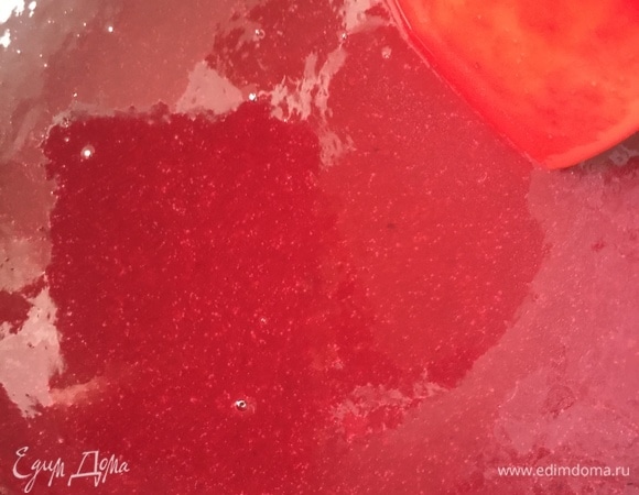 Для желе прогреть ягодное пюре с сахаром. Добавить заранее замоченный и распущенный желатин. Готовое желе слегка охладить, затем вылить в форму диаметром 16 см и заморозить. В ингредиентах указано количество пюре, протертого через сито.