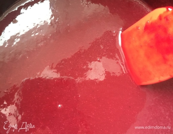 Для кремю прогреть пюре с сахаром. Добавить заранее замоченный и распущенный желатин. Добавить сливочное масло. В ингредиентах указано количество пюре, протертого через сито.