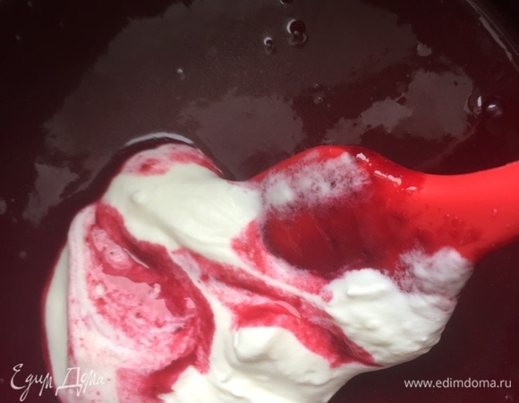 Взбить сливки до устойчивых пиков и добавить к остывшей смеси. Вылить кремю поверх желе в форму диаметром 16 см. Заморозить.