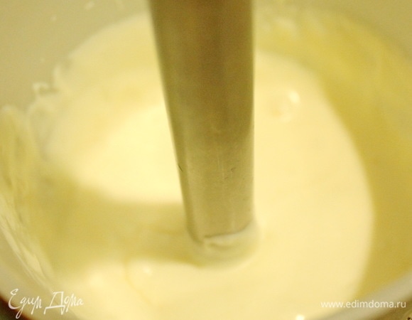 Для мусса пробить блендером сгущенное молоко и сыр, добавить желатин. Маскарпоне рекомендую немного прогреть на водяной бане, тогда он лучше пробьется и хорошо соединится с желатином. Мусс следует готовить непосредственно перед сборкой торта.