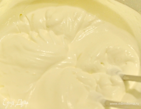 Сливки взбить до мягких пиков, аккуратно добавить к сырной массе.