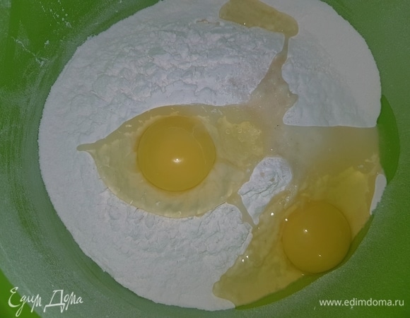 Муку просеять, добавить яйца и соль. Постепенно вливаем холодную воду и замешиваем достаточно крутое тесто. Тесто хорошо вымешиваем, накрываем пищевой пленкой и даем отдохнуть, пока делаем начинку.