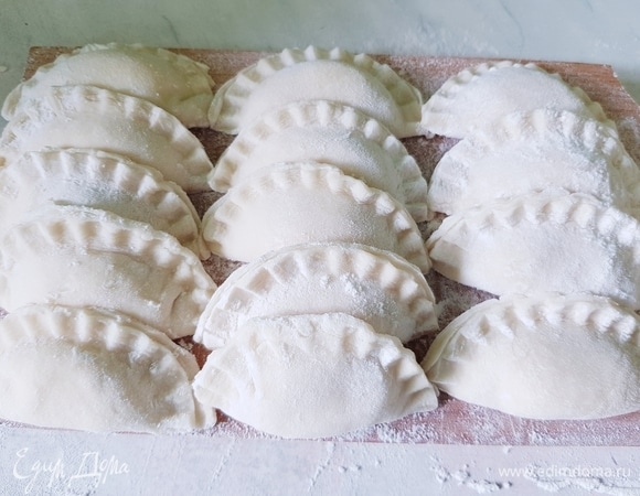 Часть вареников можно заморозить, а другую часть отварить.