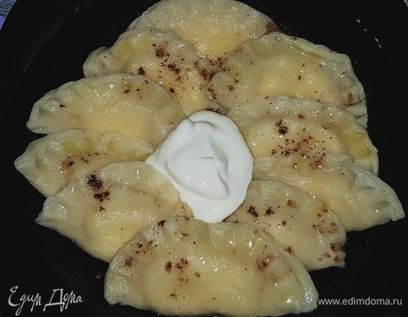 Поливаем вареники растопленным сливочным маслом. Сахар и корицу смешиваем, посыпаем вареники. Подаем вареники со сметаной.