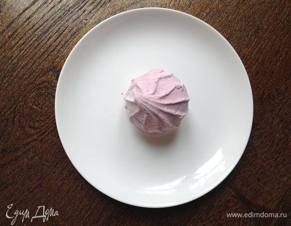 Фруктовый зефир разделить на 2 половинки.