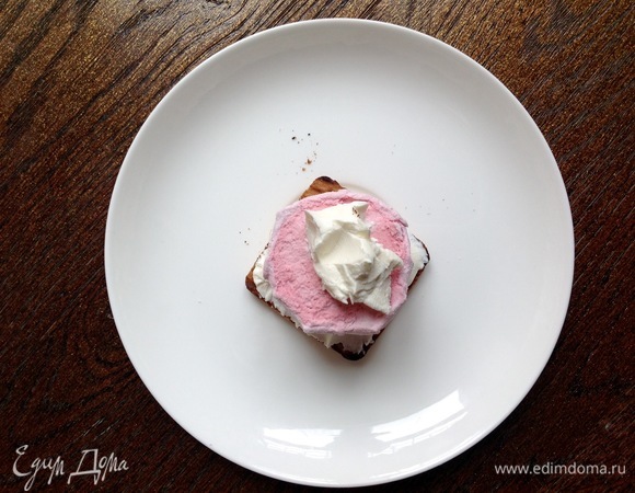 Кладем на печенье в таком порядке: зефир, маскарпоне, зефир.