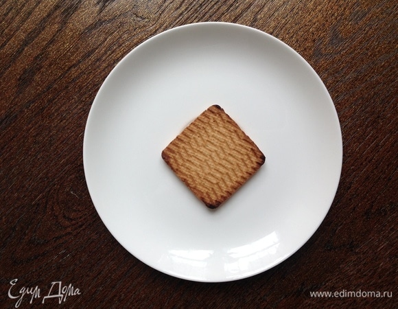 Печенье кладу на тарелку.