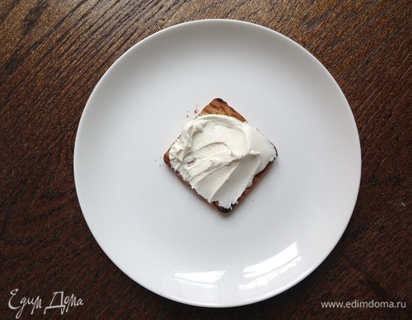 Маскарпоне с пудрой и каплей ванильного сиропа перемешать. Выложить на печенье.