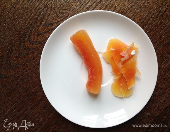 Цукаты (у меня папайя) нарезать лепестками.