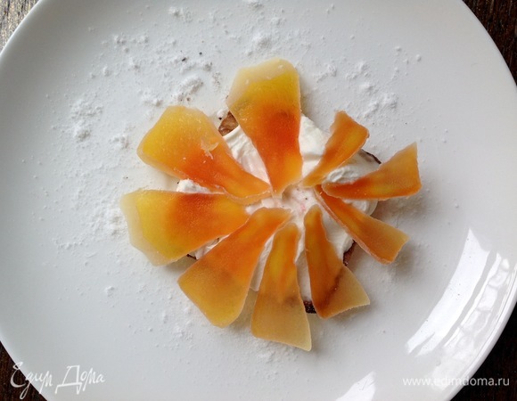 Лепестки выложить на маскарпоне.