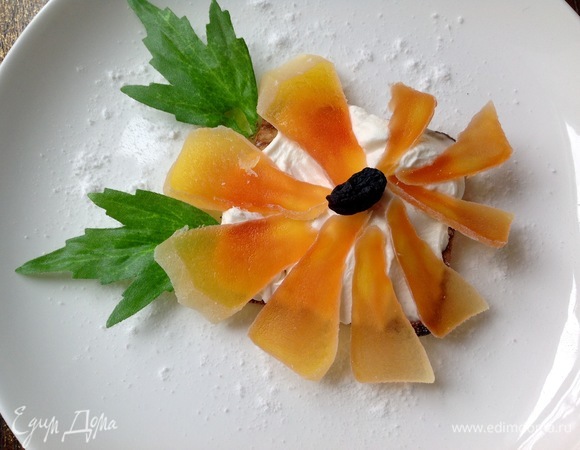 В центр кладем изюминку. Приятного аппетита!