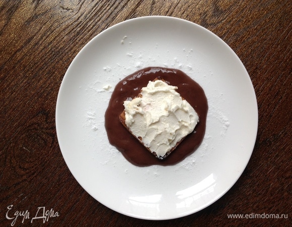 Затем — печенье. Маскарпоне перемешать с пудрой, выложить на печенье.