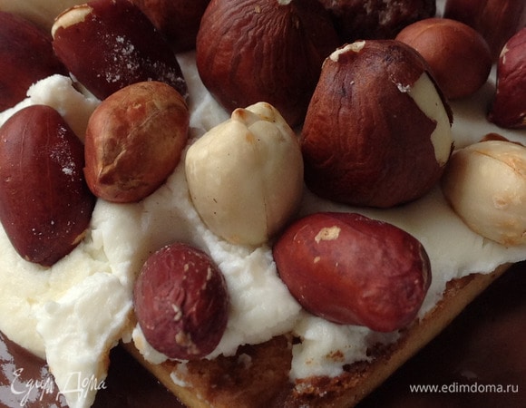 Сверху выложить орехи.