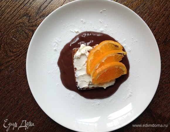 Нарезать дольками мандарин. Выложить дольки на маскарпоне.